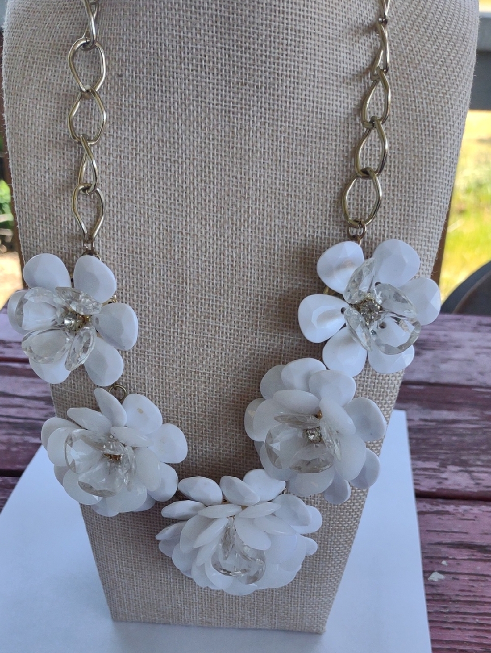 Rare Vintage White Floral Statement Necklace - Brand Unspecified